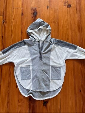 Casual Hoodie Pullover in Light Gray and White